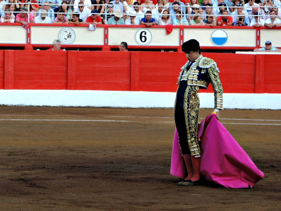 Andrés Rocar Rey citando capote a la espalda en Santander.