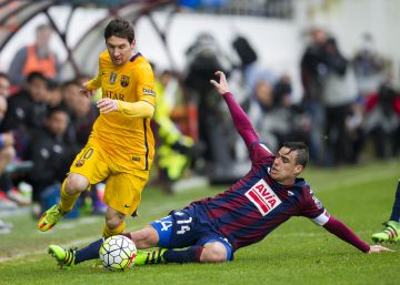 Liga de fútbol: el Eibar recibe al Barcelona