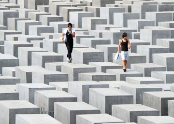 El creador de Yolocaust retira parte de las ‘selfies’ de turistas en el Memorial del Holocausto de Berlín