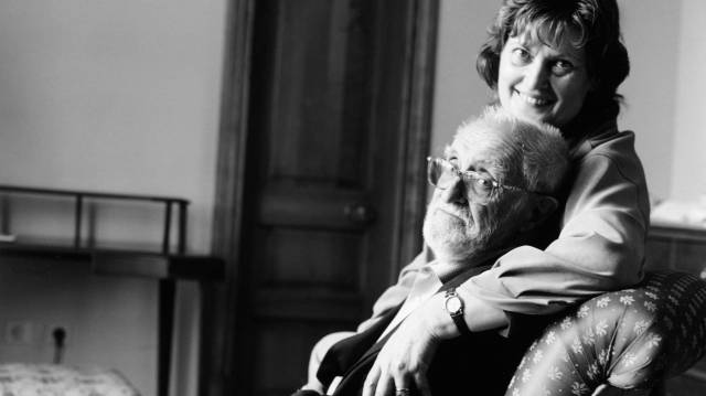 El escritor José Luis Sampedro junto a su compañera Olga Lucas, en una imagen sin fechar, en Tanger. El escritor José Luis Sampedro junto a su compañera Olga Lucas, en una imagen sin fechar, en Tanger.