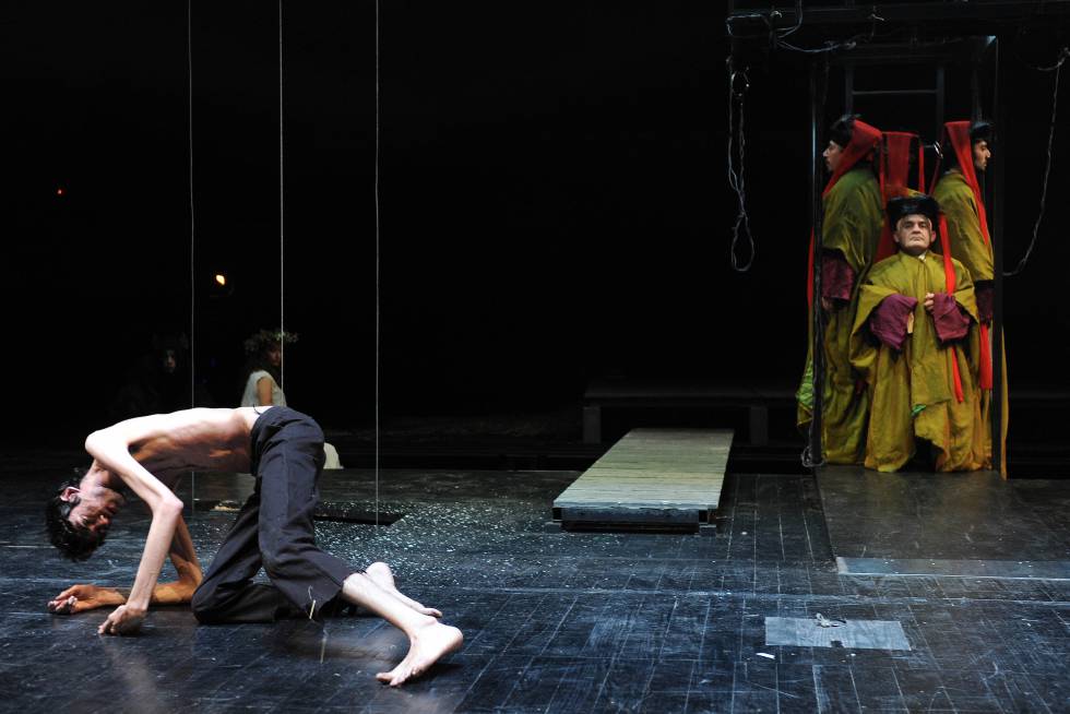Javier Botet (i), y Emilio Gavira en una escena de 'Frankenstein', en los teatros del Canal de Madrid en 2010.