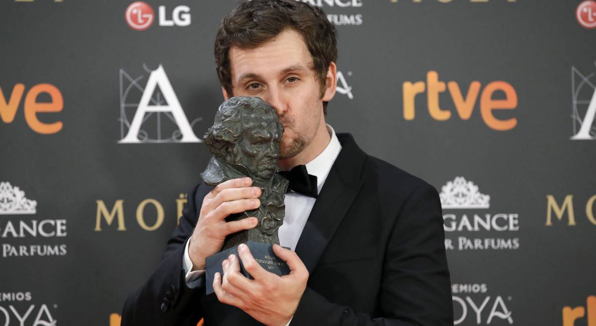 El actor y director Raúl Arévalo posa con el Goya a la Mejor dirección novel por 'Tarde para la ira', en la gala de los Premios Goya.