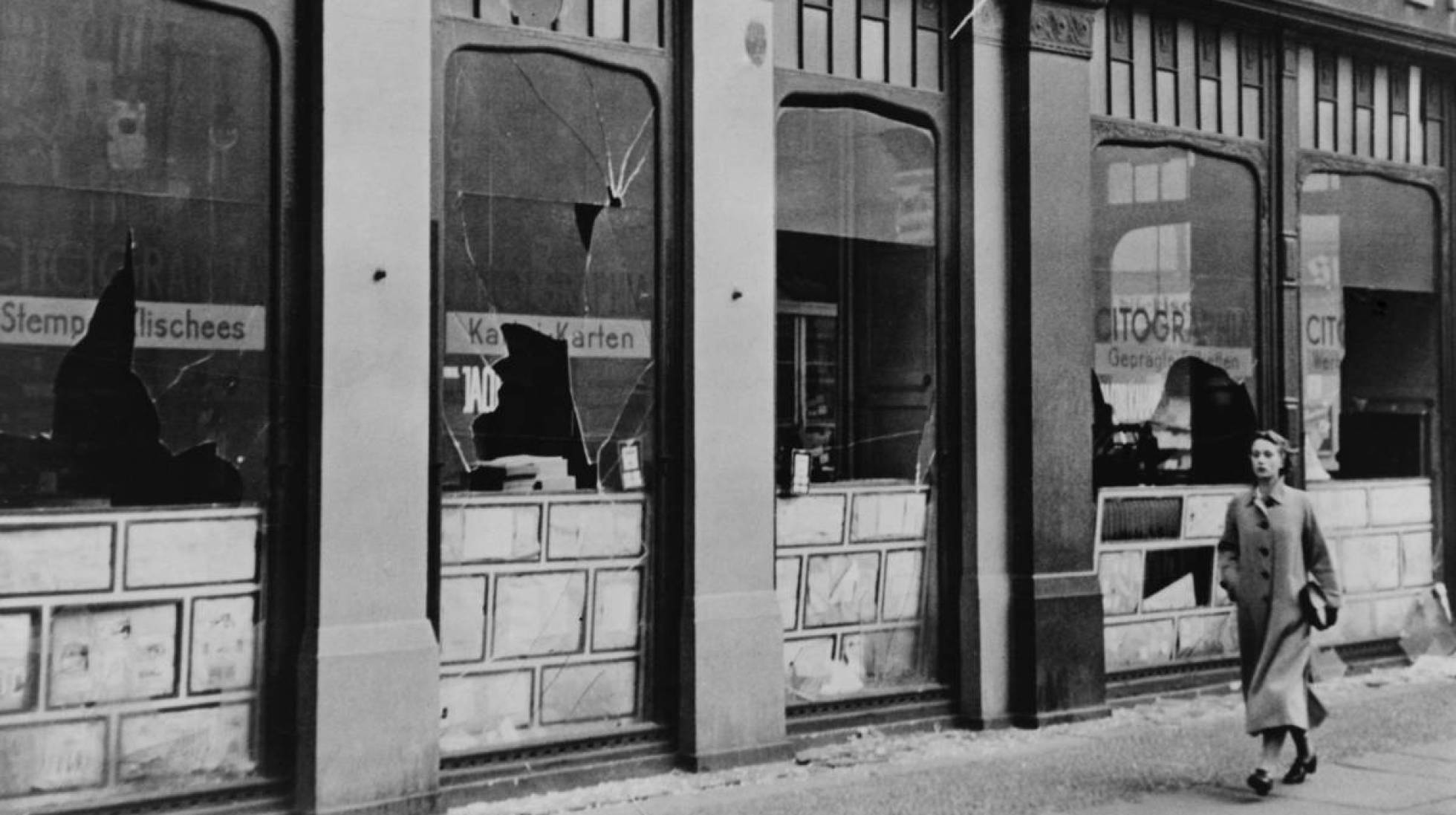 Janelas quebradas de uma gráfica judia depredada, em Berlim. Janelas quebradas de uma gráfica judia depredada, em Berlim.