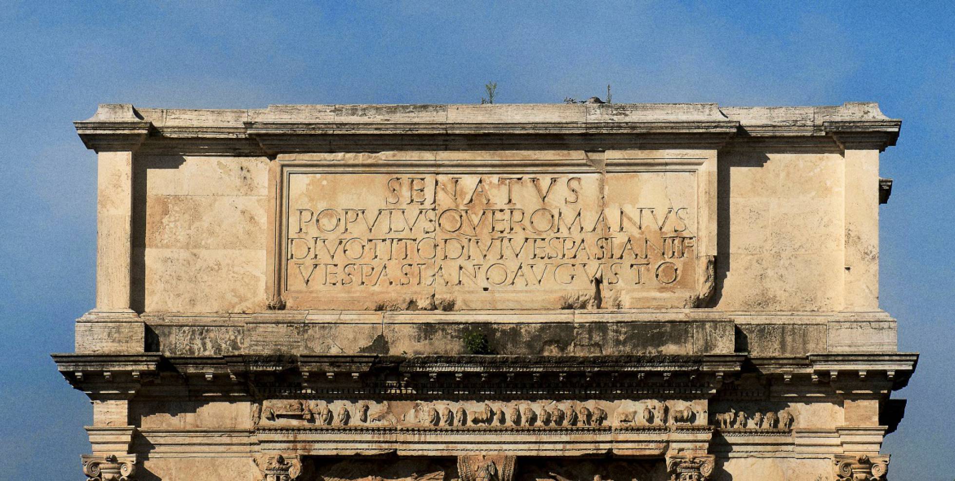 El arco de Tito, en el foro de Roma, construido para celebrar las victorias del emperador en Judea. El arco de Tito, en el foro de Roma, construido para celebrar las victorias del emperador en Judea.