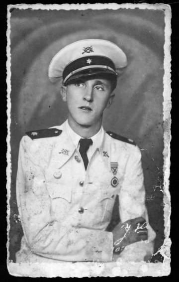 Manuel Mena, tío abuelo del escritor Javier Cercas, con uniforme de alférez del ejército franquista.