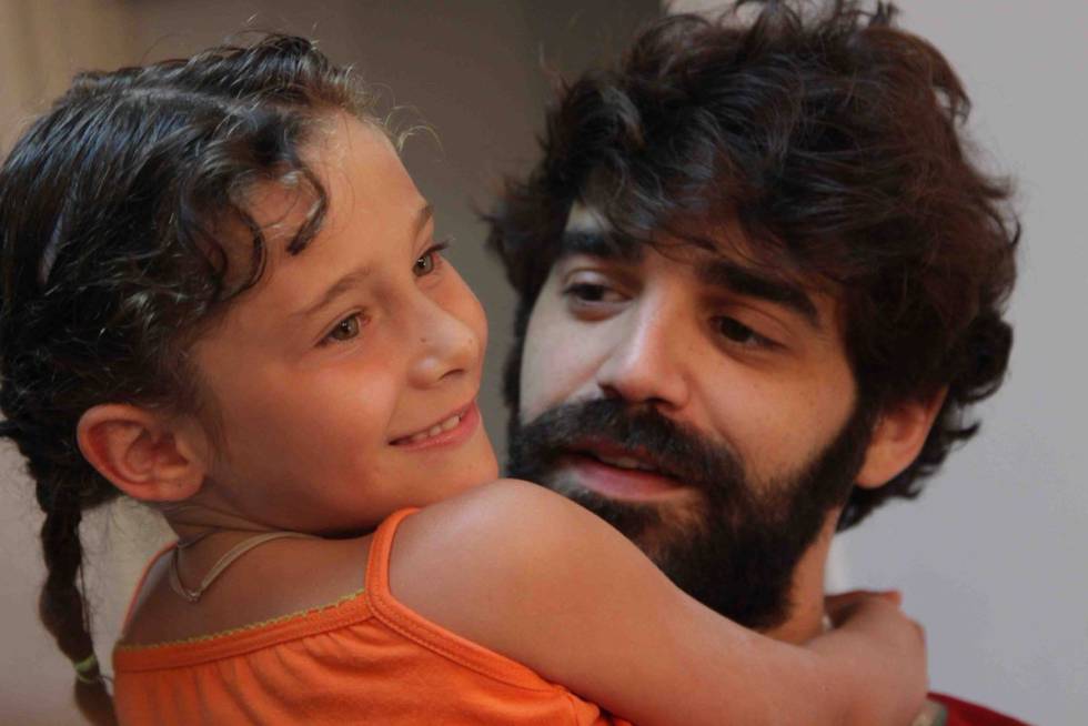 Laia Artigas y David Verdaguer, en un fotograma de 'Verano 1993'.