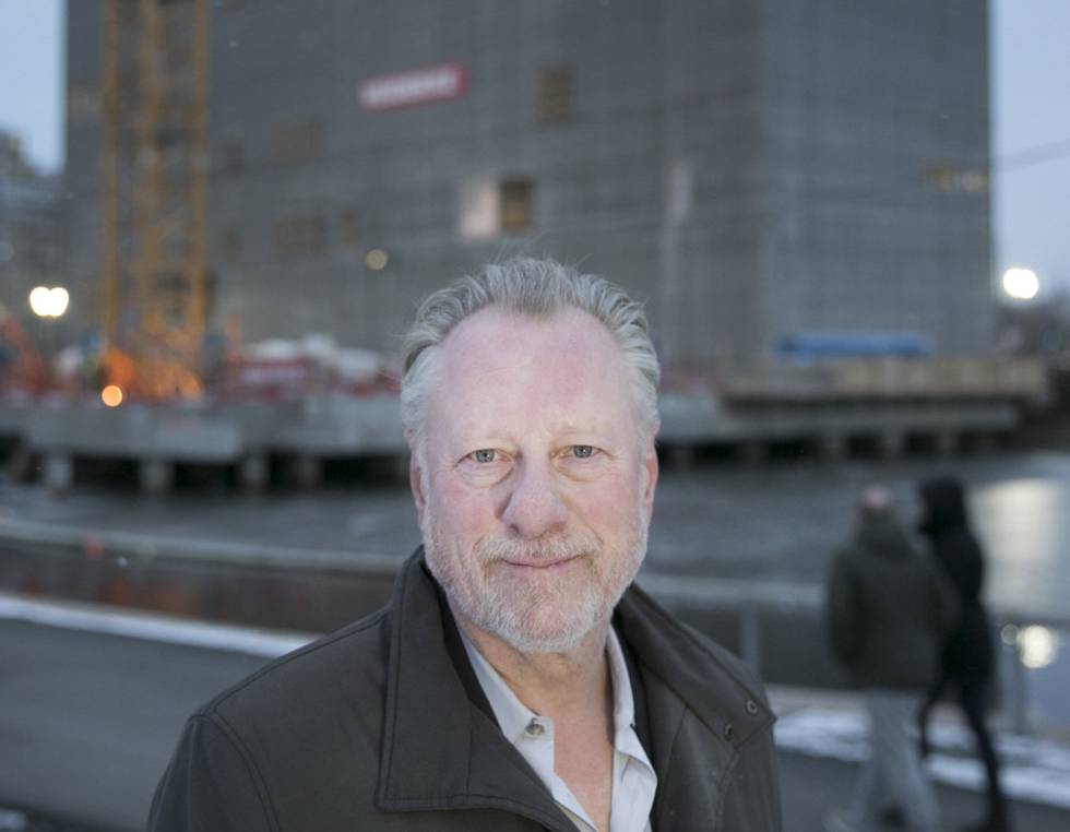 Stein Olav Henrichsen, director del Museo Munch de Oslo, frente a las obras de la nueva pinacoteca.