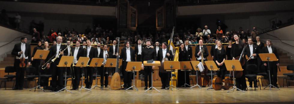 La orquesta saluda al final del concierto.