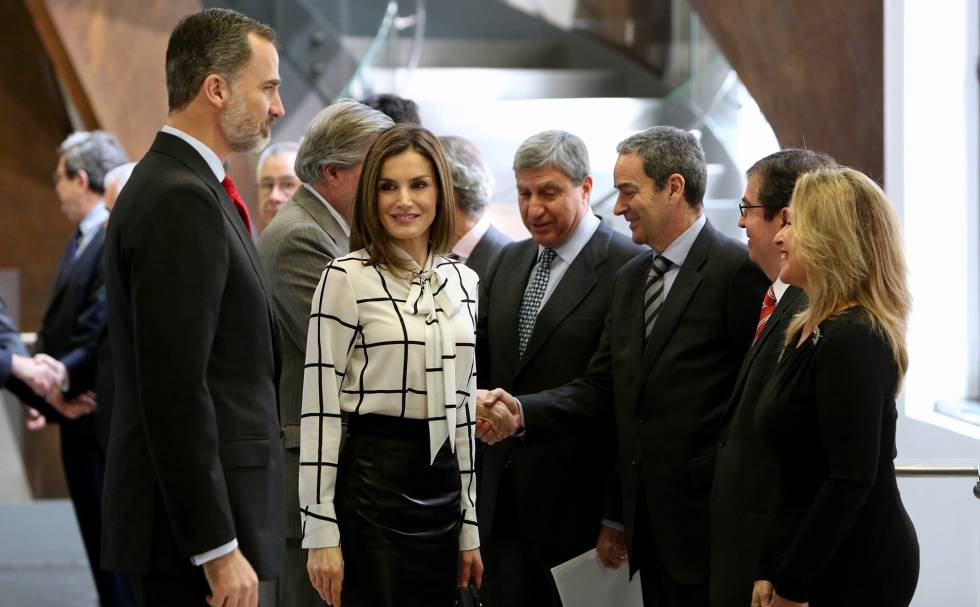 Los Reyes Don Felipe y Doña Letizia durante el acto de cierre del proyecto de investigación 'El valor económico del español' en la Fundación Telefónica.