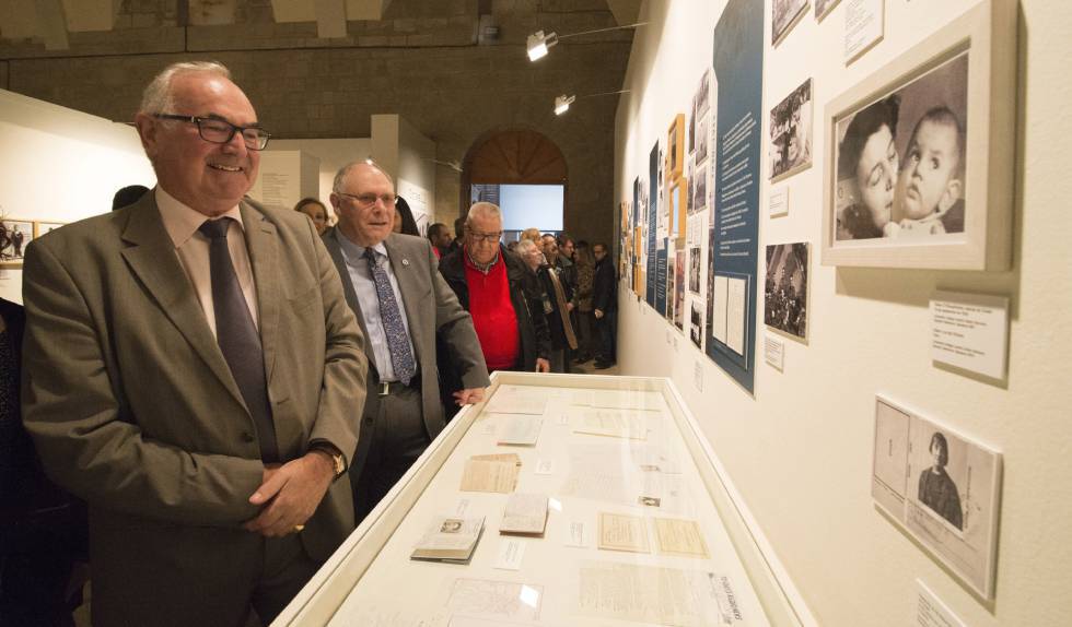 Blair (em primeiro plano), junto a Kopp na inauguração da exposição de Huesca, na sexta-feira.
