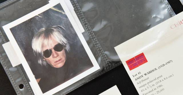 Autorretrato de Warhol con una Polaroid, que saldrá a subasta. Autorretrato de Warhol con una Polaroid, que saldrá a subasta.