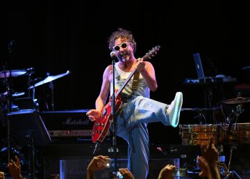 Fito Páez deleita a los porteños con un repaso de su carrera Fito Páez deleita a los porteños con un repaso de su carrera