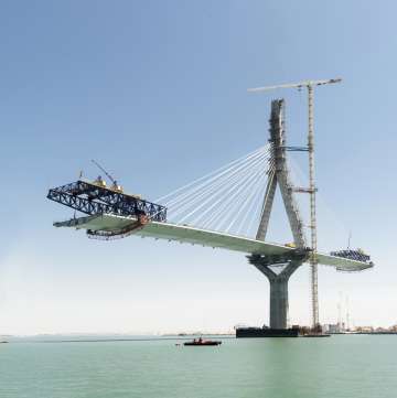 Construcción del Puente de la Constitución de 1812, en la Bahía de Cádiz.