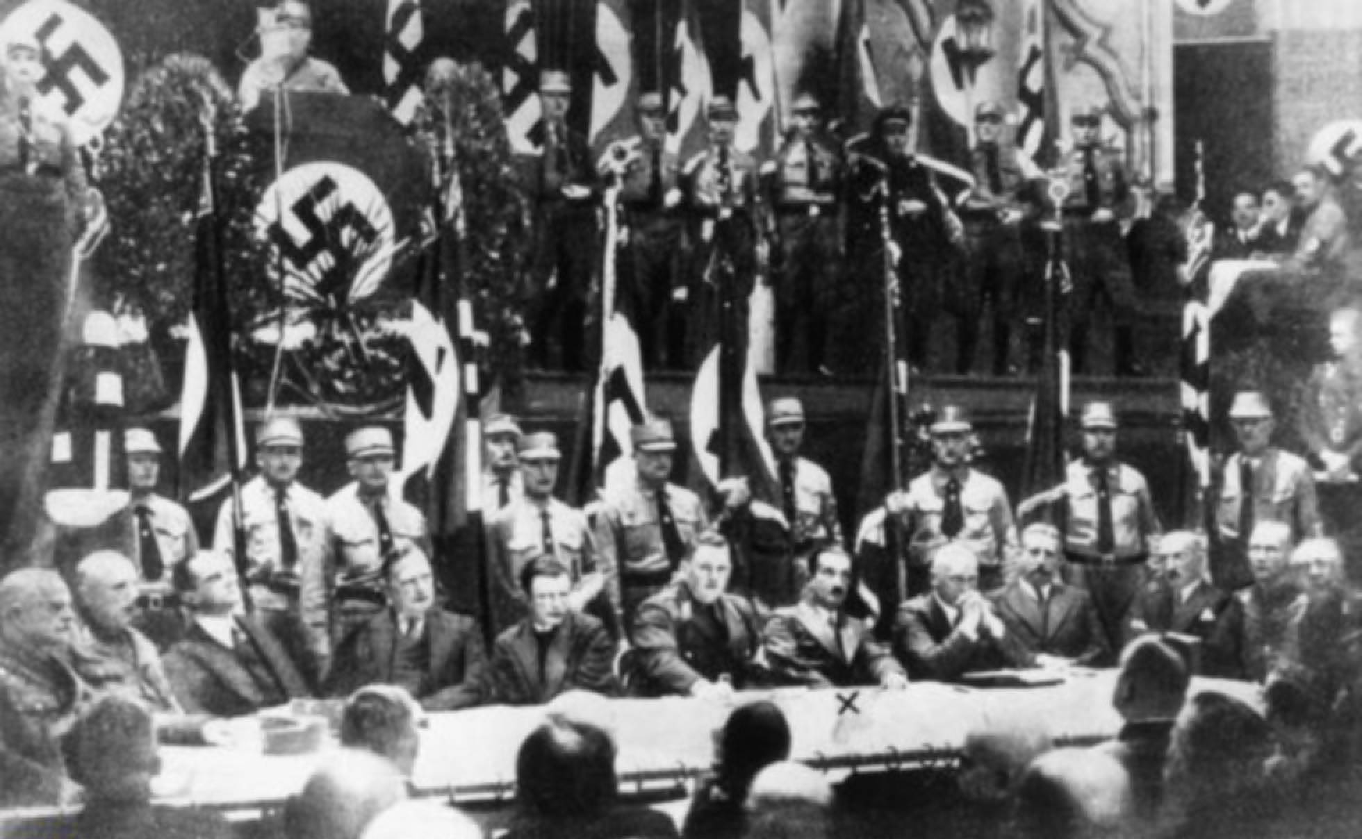 Heidegger, señalado con una cruz, en un acto de propaganda nazi.