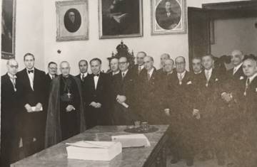 El ingreso de López Ibor (noveno por la izquierda) en la Real Academia de Medicina en 1951.
