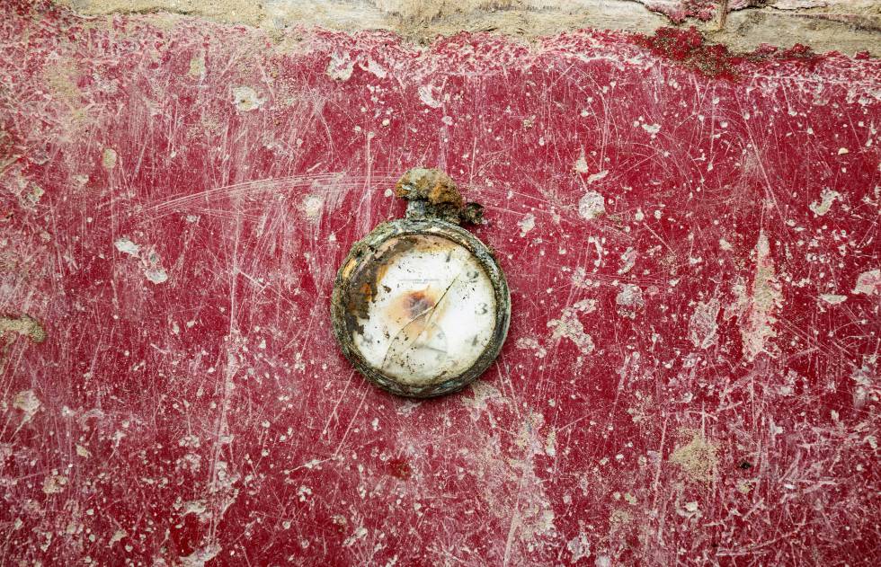 Reloj encontrado, en diciembre de 2014, en una fosa común en el cementerio de San Roque de Puerto Real (Cádiz).