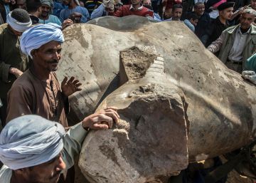 Trabajadores egipcios moviendo la cabeza descubierta del faraón Psammetich I