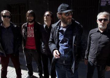 De izquierda a derecha, Florent, Julián Méndez, Banin Fraile, Jota y Eric Jiménez (Los Planetas al completo), la semana pasada en Granada.
