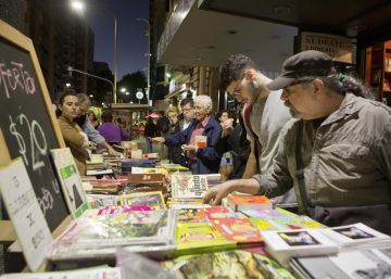 Lectores buscan ofertas durante la 10 edición de la Noche de las Librerías en Buenos Aires.