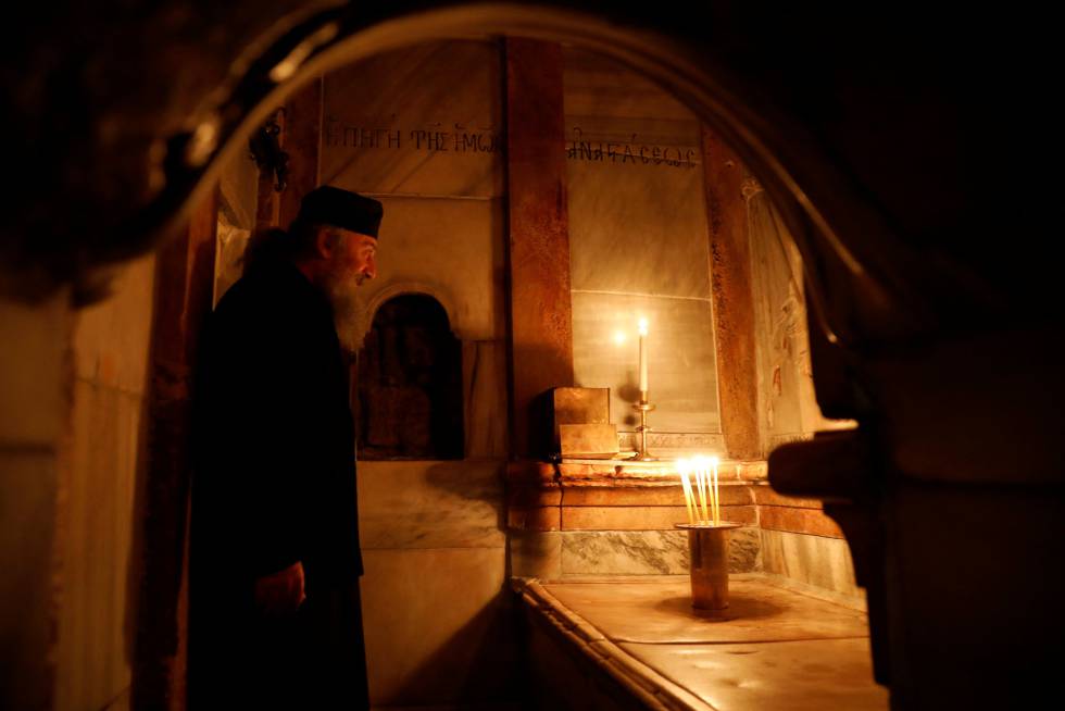 Un cura ortodoxo, ante la tumba de Jesucristo.