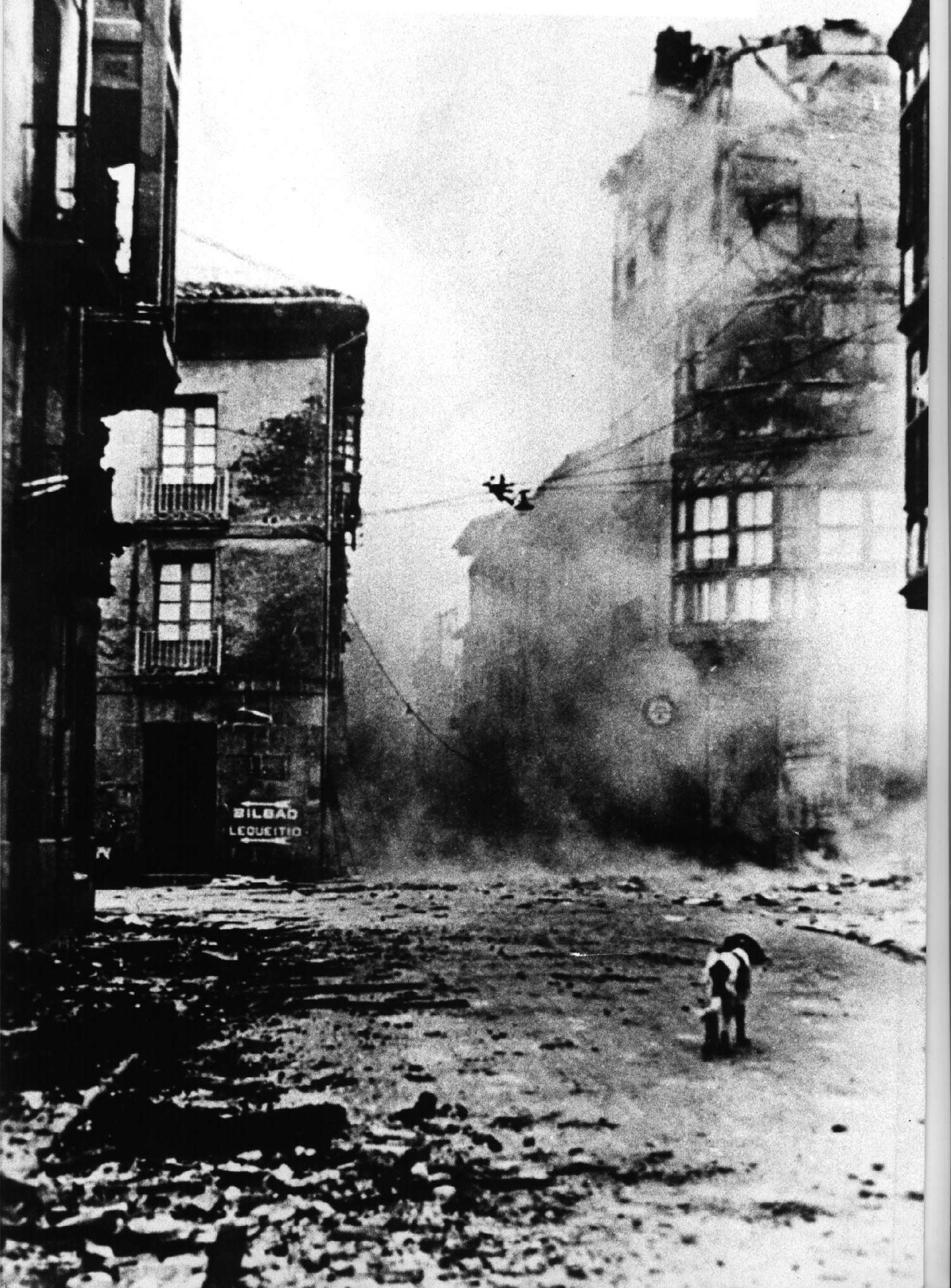 Gernika, tras ser bombardeada por la Legión Condor.