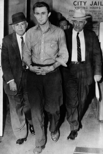  Agentes especiales trasladan a Richard Eugen Hickock (centro) de la cárcel de Las Vegas, el 4 de enero de 1960.