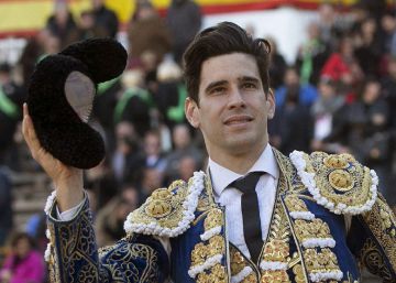 El toreo efectista de López Simón caló en los tendidos de Castellón El toreo efectista de López Simón caló en los tendidos de Castellón