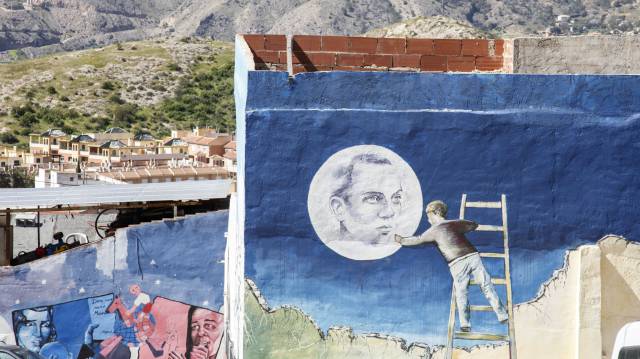 Un mural del barrio de San Isidro de Orihuela, con la reproducción hecha por Andrés López del conocido retrato de Miguel Hernández.