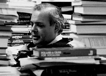 El hombre que se escondía tras los libros El hombre que se escondía tras los libros