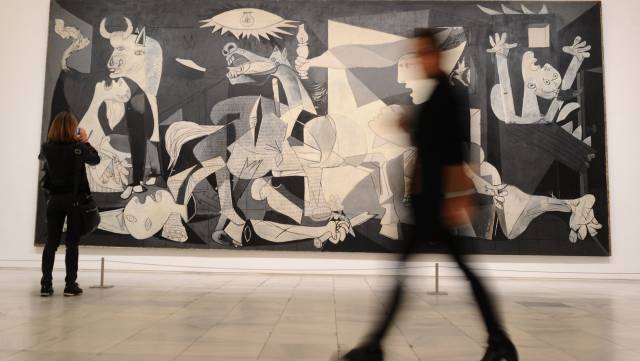 El 'Guernica', de Pablo Picasso, durante la presentación de la exposición 'Piedad y terror en Picasso: el camino a Guernica', este lunes en Madrid.