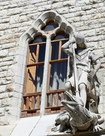 Escultura de San Jorge y el dragón sobre la puerta de Casa Botines.