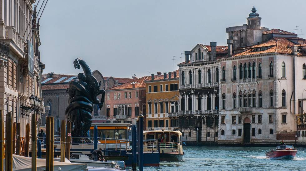 Escultura de Damien Hirst delante del palacio Grassi en Venecia (Italia).