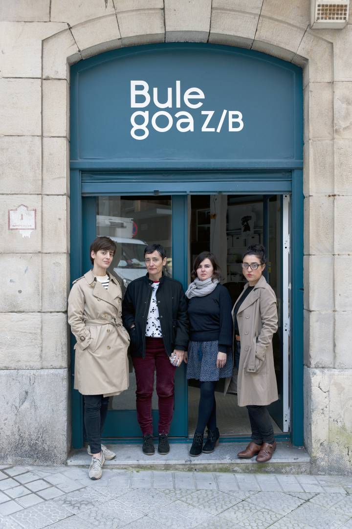 Beatriz Cavia, Isabel de Naverán, Miren Jaio y Leire Vergara, en la puerta de Bulegoa zb.