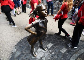 Choque entre dos icónicas esculturas en Wall Street