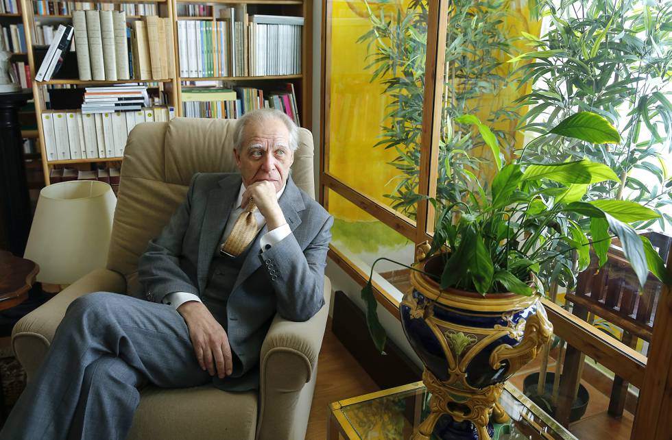 Guillermo Carnero, en su casa de Valencia.