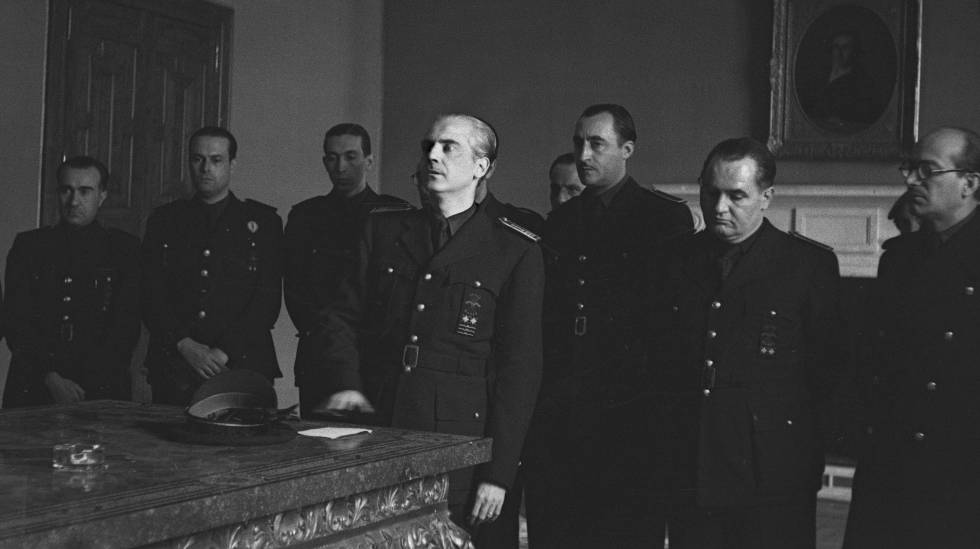Serrano Suñer jura su cargo de ministro de Exteriores junto a otros compañeros de Gabinete. A la derecha, cabizbajo, está Demetrio Carceller. 