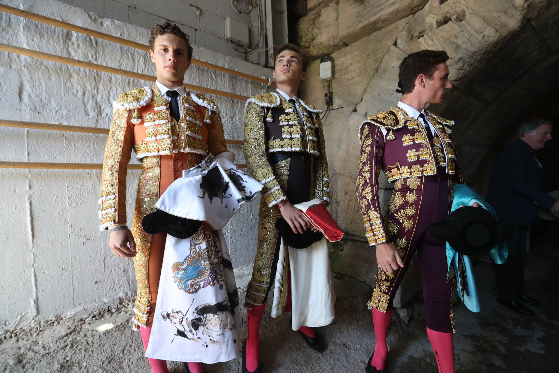 FOTOGALERÍA. Desde la izquierda, los toreros Adrien Salenc, Andy Younes y Tibo García en el anfiteatro de Arles.