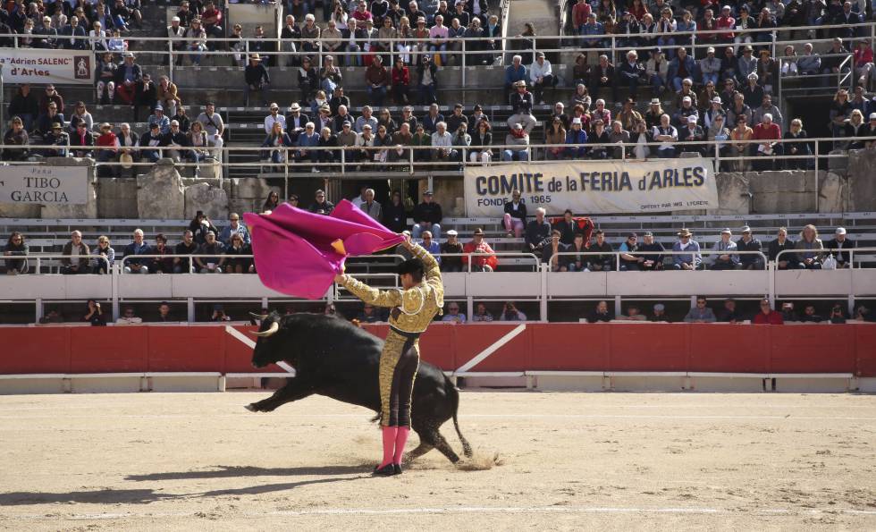Corrida de toros en el anfiteatro de Arles.