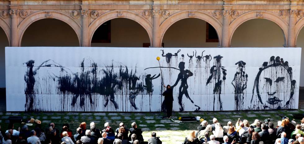 Miquel Barceló realiza una performance de creación de una pintura efiímera en el claustro del Colegio Fonseca, en Salamanca.