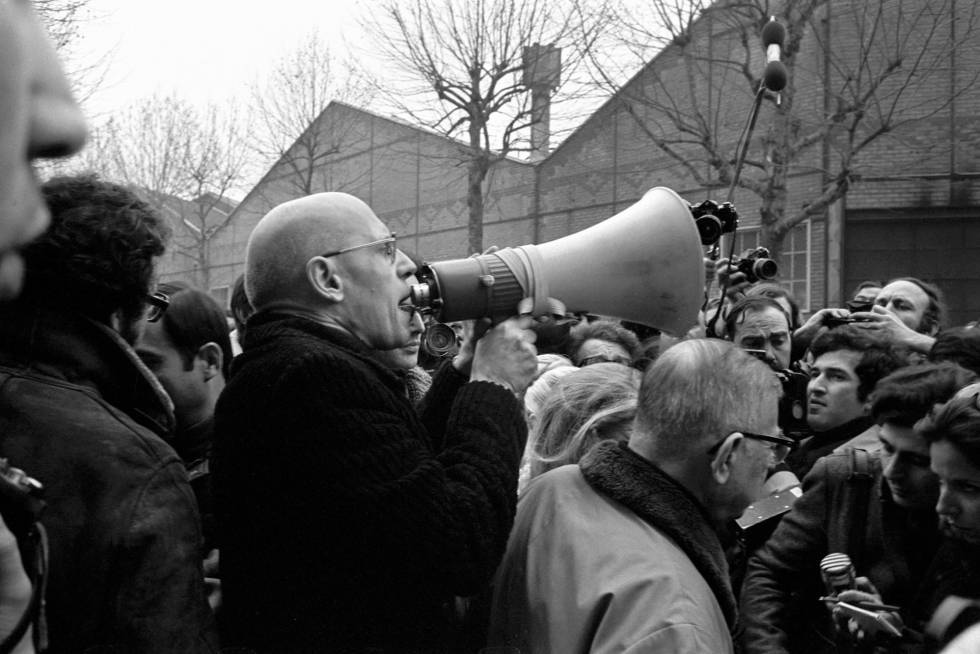 Michel Foucault, con megáfono, y Jean-Paul Sartre, hablando con periodistas, durante una manifestación, en 1972, frente a la fábrica de Renault en protesta contra el asesinato de Pierre Overney. 
