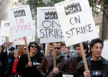 Miembros del Sindicato de Guionistas de Hollywood se manifiestan en Nueva York, durante la última huelga de este colectivo, en 2007.