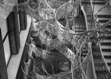 Una escultura gigante de aluminio, símbolo de la unión en la diversidad europea