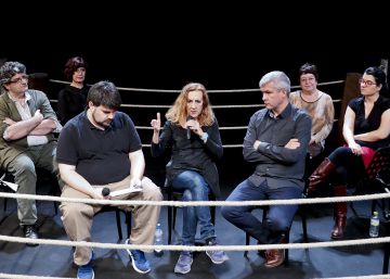 En primer término, Carme Portaceli, entre Jordi Casanovas (izquierda) y Miguel Cuerdo, productor de La Zona. Detrás, de izquierda a derecha, Ignacio del Moral, Yolanda García Serrano, Lourdes Ortiz y Marta Buchaca, ayer durante la presentación del I Torneo de Dramaturgia.
