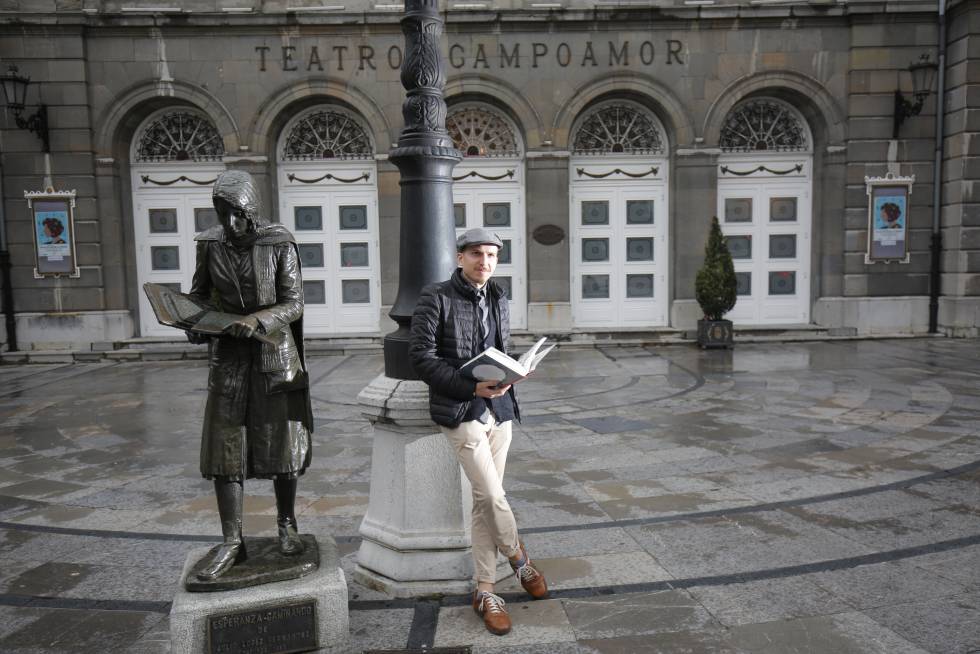 Alfonso Zapico, ante el teatro Campoamor, en Oviedo.