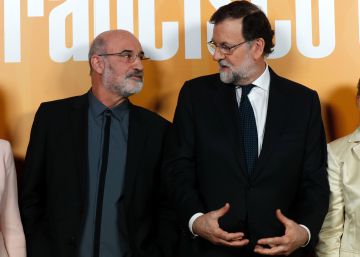Rajoy elogia la “ficción real” de ‘Patria’ en la entrega del premio Umbral Rajoy elogia la “ficción real” de ‘Patria’ en la entrega del premio Umbral
