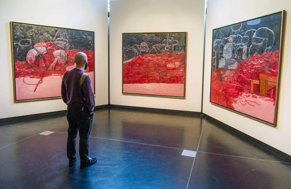 Un visitante observa ayer tres obras de la exposición 'Philip Guston y los poetas', en las Gallerie dell'Accademia, en Venecia.