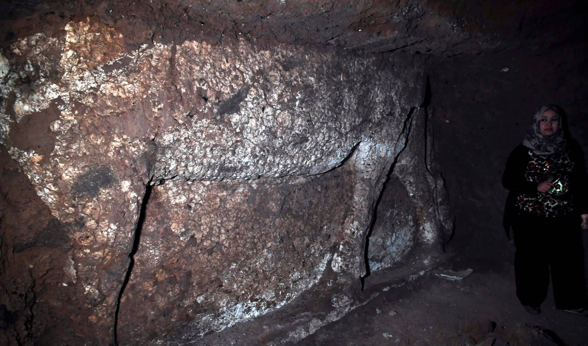 Layla Salih responsable de Antigüedades de la provincia de Nineveh, posa junto a uno de los toros.