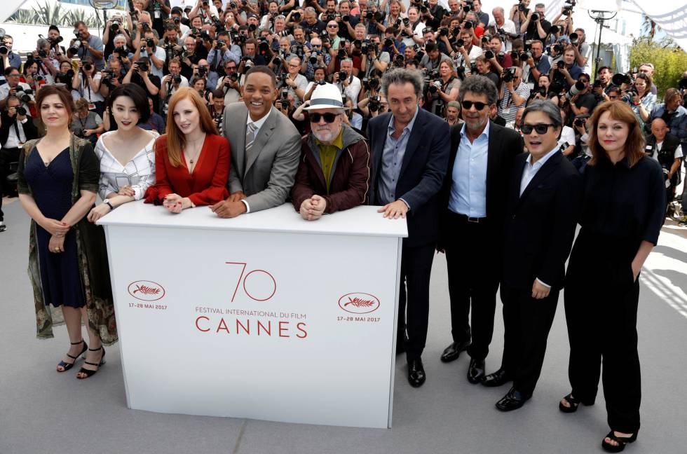 El jurado de Cannes: desde la izquierda, Jaoui, Bingbing, Chastain, Smith, Almodóvar, Sorrentino, Yared, Park y Ade.