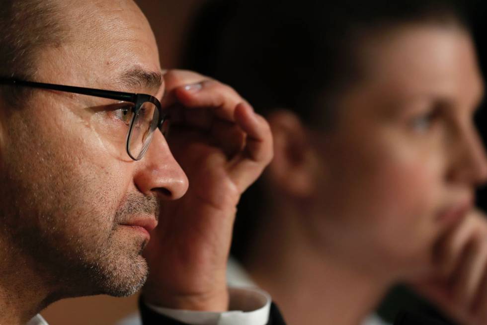 El director Andréi Zvyagintsev, con la actriz Maryana Spivak en la rueda de prensa de 'Nelyubov'.