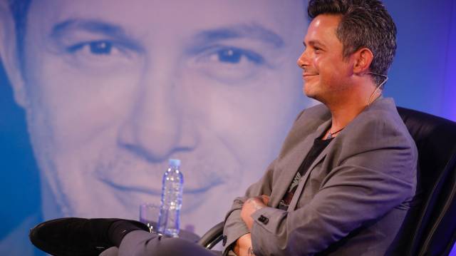 El músico Alejandro Sanz, ayer en la redación de EL PAÍS en Madrid, durante su encuentro con los lectores.